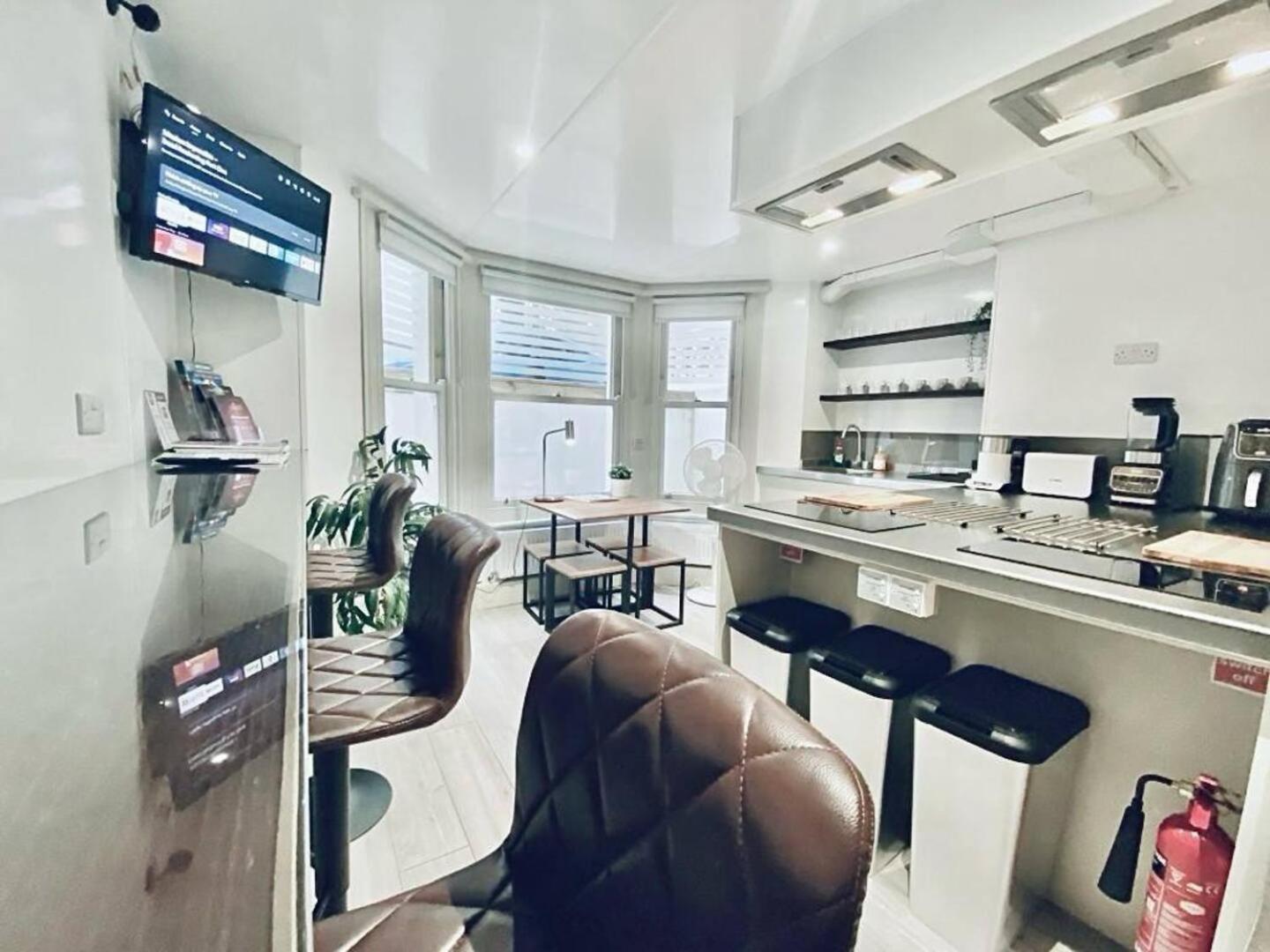 Apt 11 Seaside Serenity Chic Studio Steps To Beach Brighton Екстериор снимка